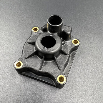 Корпус помпы охлаждения Suzuki DF20-25(V-twin) (Suzuki)